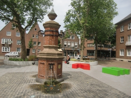 Rees : Marktplatz, Historische Wasserpumpe 
